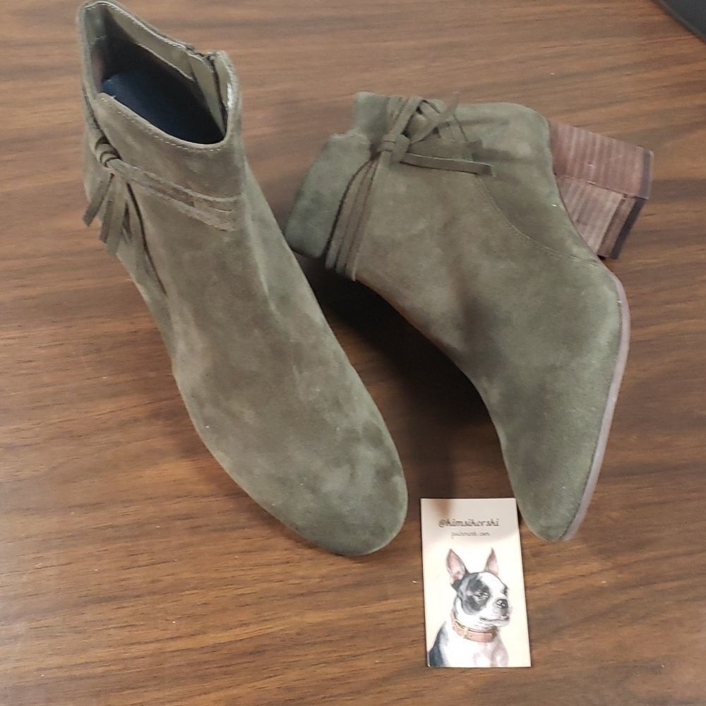 New Without Tags Violet & Red Jenna Army Green Suede Zip Ankle Boots Size 10